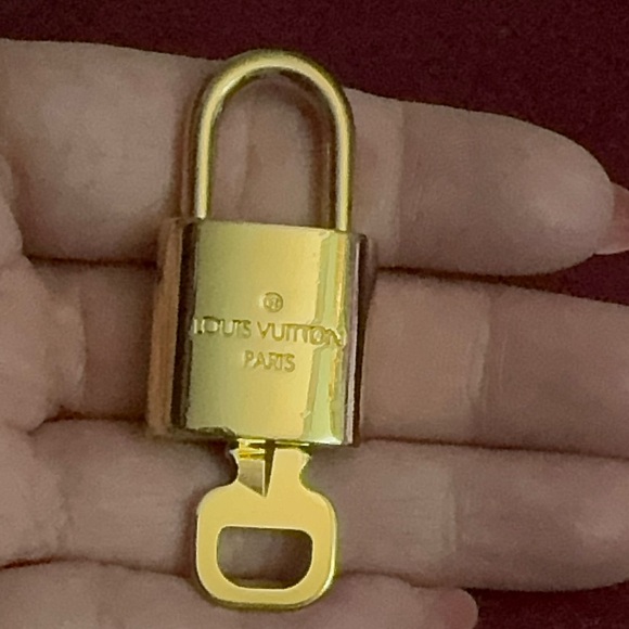 #302- Authentic LV key & lock - Picture 8 of 8